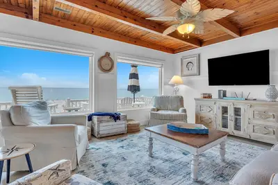 Image de Lisa Lu: Cozy Oceanfront Beach Cottage on West Beach