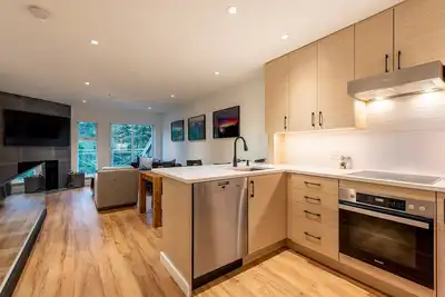 Image de Whistler Luxury Townhouse - steps to Creekside Gondola