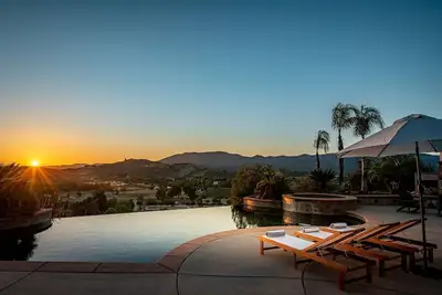 Image de Vineyard View by Fieldtrip 8 Bd with Infinity Pool, Hot Tub, Games