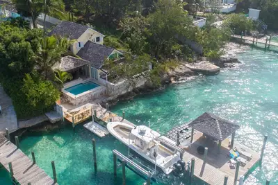 Image de Unique waterfront Harbour Island getaway! 2 house compound with private dock!