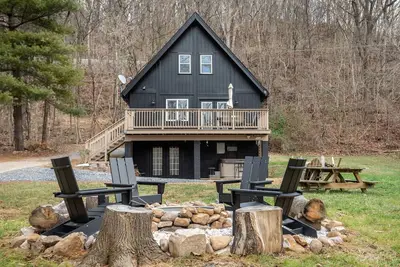 Image de Remodeled Modern Riverfront A-Frame Cabin with Hot Tub, Fire Pit, Kayaks & Canoe