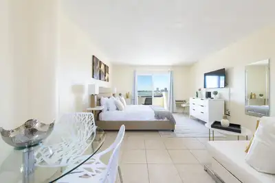 Image de Waterfront Studio with Free Parking & Bay Views