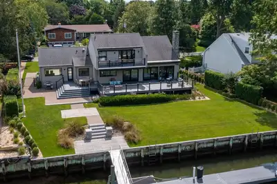 Image de Pristine waterfront home with direct access to private bay and dock, . . .