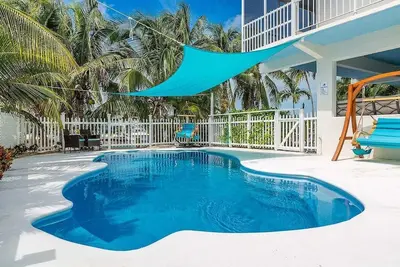Image de Gone Coastal~ Expansive Waterfront Pool Home