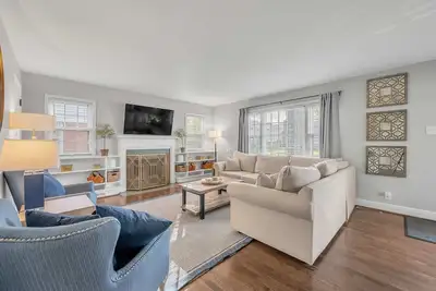 Image de Updated Home | Downtown | Luxe Beds | Ping Pong