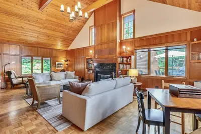 Image de Talking Trees Lodge: 4 br, wood fireplace, deck, hot tub, garage!