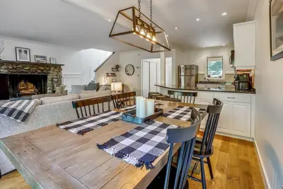 Image de Topnotch Retreat: 3 br, fireplaces, a/c, resort amenities!