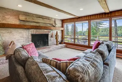 Image de Mountain Haus: 4 br, a/c, firepit, free ski shuttle!