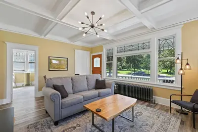 Image de Stunning Craftsman Home in Manito! w\/Free parking!