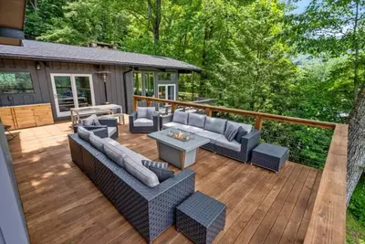 Image de Mid-century home with panoramic views and hot tub!