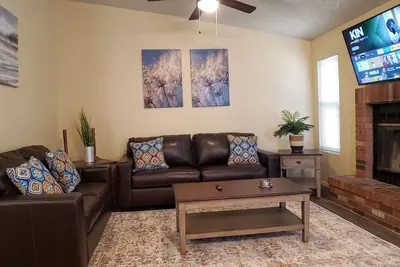 Image de 💖Spacious, Clean&Comfy|King Bed|Carport|Ac|PetsOk