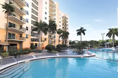 Image de Resort Managed 2 Br -Sleeps 8 at Wyndham Palm Aire - Pools, Free Beach Shuttle!