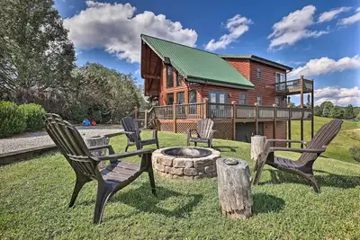 Image de Piney Creek Mountain-View Cabin w\/ Wraparound Deck