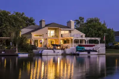 Image de Country Lake House in Middle of Orange County