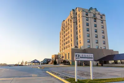 Image de Beach Vacation! 2 Spacious Units w/ Kitchen, Free Parking, Bar, Pool!