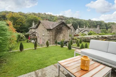 Pear Tree Cottage, pet friendly, with open fire in Grange-Over-Sands