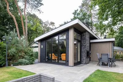 Image de Beau chalet avec foyer, dans un boisé