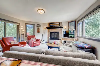 Image de Platinum Frost Fire, Hot Tub access, sleeps 4, Keystone Family Fun Basecamp