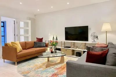 Image de New! Luxury! 3 Bedroom/4 Beds/2, 5 Bath Covent Gard