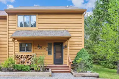 Image de Beautifully redecorated condo offers lots of amenities. Hummingbird Corner!