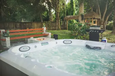 Image de Charming home with hot tub, minutes from the beach