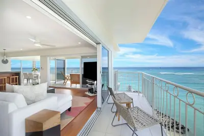 Image de Luxury Direct Oceanfront! Fully Renovated! Free Parking! Sleeps 6
