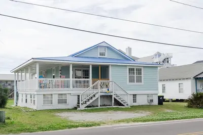 Image de Charming cottage, rocking chair front porch
