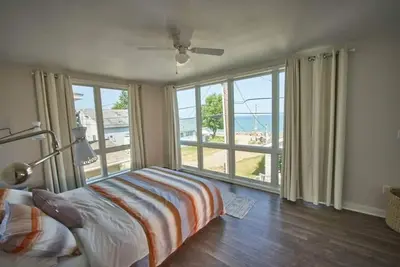 Image de Modern Lakefront Cottage