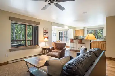 Image de Short walk to Groceries! Hot Tub! On Free Shuttle Route!