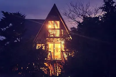 Image de Bubba's Cottage, Charming Oceanfront A-frame 2-min walk over dunes to beach