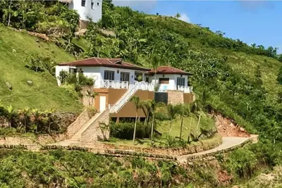 Image de Maison avec 2 masters vue mer, piscine à débordement et jardin.