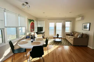 Image de Luxurious Beachfront 2 bedroom condo