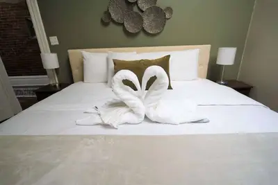 Image de *Historic Gem* Heart of Southside-Sleeps 10