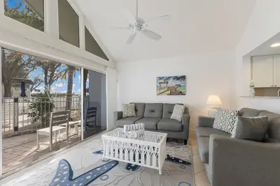 Image de Updated Pool Unit at Beachfront Coconuts Resort!