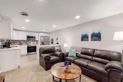 Image de Spacious Lower Unit Updated Two King Beds in Denver