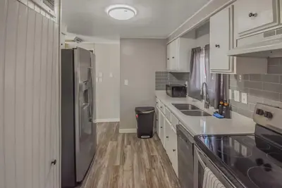 Image de Updated Ranch Home on Large Lot Near Water World