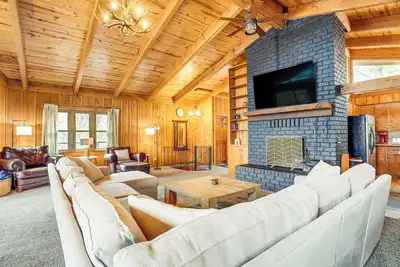 Image de Treehouse-Style Cabin, 1 Mi to Massanutten Resort