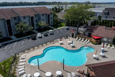 Image de Premium Penthouse Condo, easy walk to jet express, Docks beach house & downtown