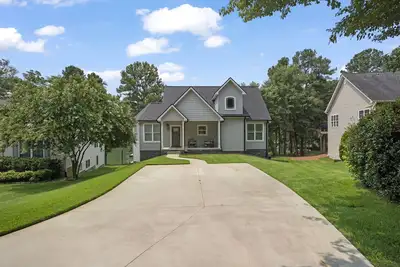 Image de Entire Lake House with lake views