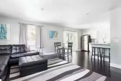 Image de Torch Lake 4 bedroom home w/ large yard & parking