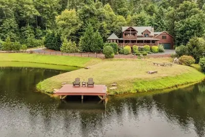 Image de Breathtaking Lakefront Cabin, Fully Stocked with Hot tub and Firepit