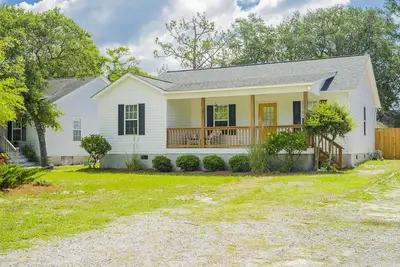 Image de Family and Dog Friendly home in Oak Island. Fenced-in yard, fire pit, sleeps 10!
