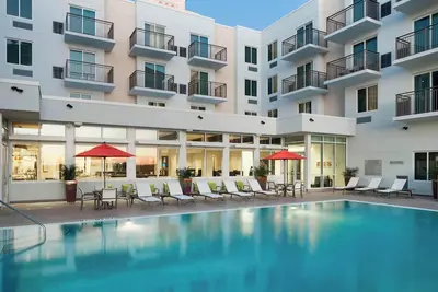 Perfect for Families! 2 Modern Suites, Pool, Restaurant, Pets Allowed