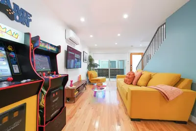 Image de ☞ Mid Century Modern ☞ Near Disney & Knotts ☞ Ac ☞ W/D ☞ Parking ☞ 200Mbs ☞