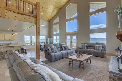 Image de Beautiful Lake View - Sleeps 26+ - Hot Tub - Deck - Cabin
