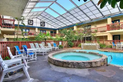 Image de Studio condo with heated pool. Walking distance to beach!
