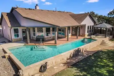 Image de The Lago Vista Oasis (with Pool and close walk to Lake Travis) awaits you!