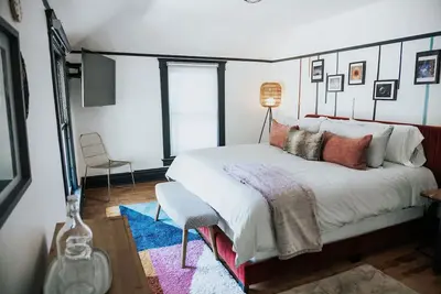 Image de Renovated. Modern. Downtown + 1. 5 Miles to Stadium