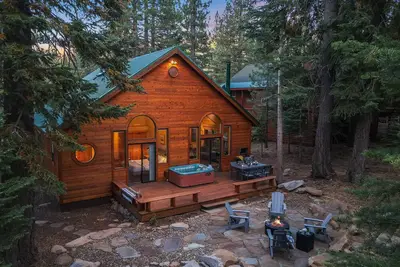 Image de Cherrywood by AvantStay | Gorgeous Cottage surrounded by Pine Trees w/ Hot Tub