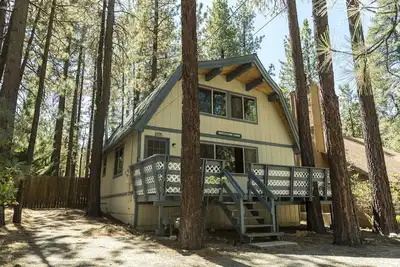 Image de Bristlecone Lodge by Destination Big Bear : Beautiful Treed Setting Next to Snow Summit! Fenced Yard!